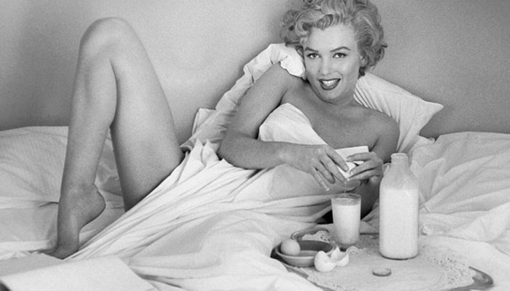 This image has an empty alt attribute; its file name is marilyn-breakfast-bed-getty-1120-1024x585.jpg